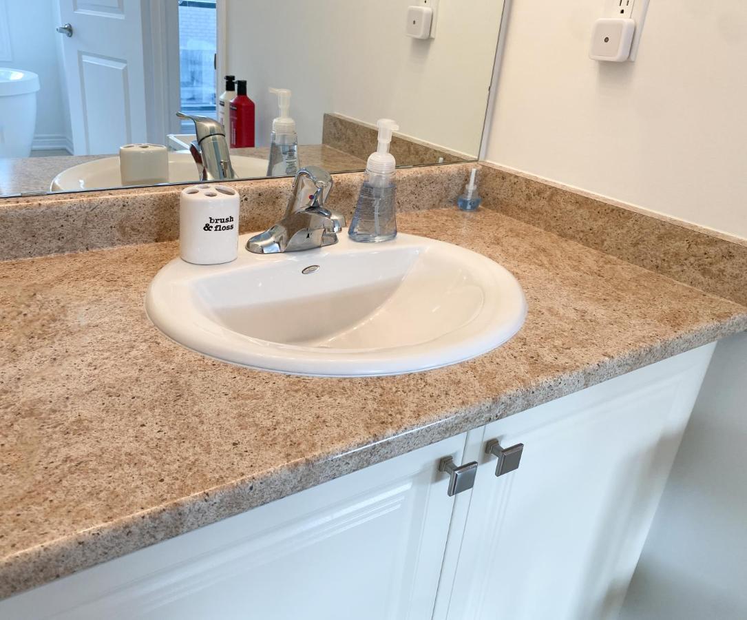 Elegant Rooms In Shared Townhouse Next To Beach Whitby Exterior foto